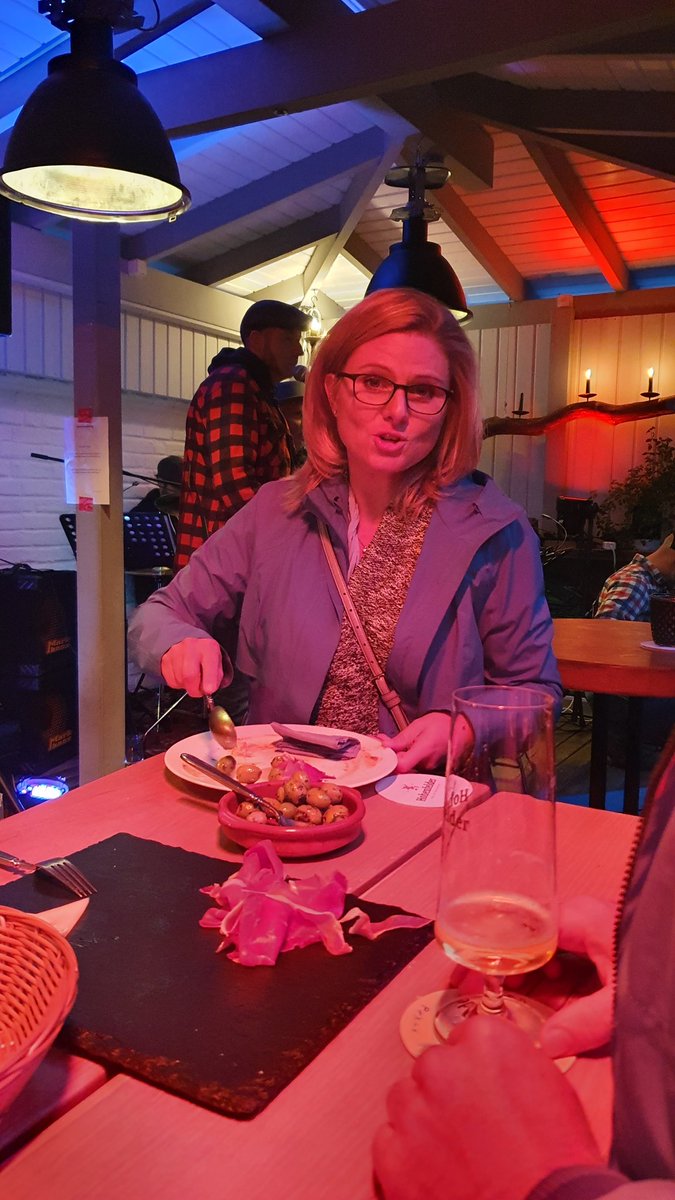 Stanislaus2210's tweet photo. 25-jähriges #Abi-Treffen in #Lippstadt. Wir essen #Biofleisch unter #Heizstrahler|n. https://t.co/zmrOlqbJsx