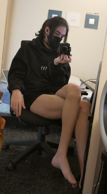 My hoodie is big enough for you to slide hands inside ? https://t.co/bFDucH2tnQ