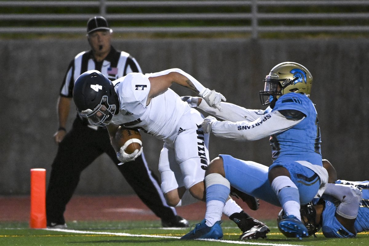 AlexMcIntyre520's tweet photo. A fiery sunset lit up the sky last night as the Northridge Grizzlies spoiled crosstown rival Greeley West's homecoming game with a running-clock shutout, 49-0, at District 6 Stadium. More photos at https://t.co/tlfVgAAMEJ | 📸 for @GreeleyTribune @gtribsports #copreps #weldpreps https://t.co/2XuQHTPfjr