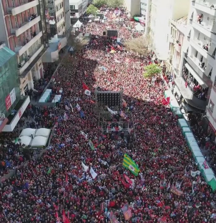Lula_2026's tweet photo. Curitiba, terra de Sérgio Moro, já escolheu seu presidente: Luiz Inácio Lula da Silva!
#LulaNoPR #LulaEmCuritiba https://t.co/a7OdMojBJm