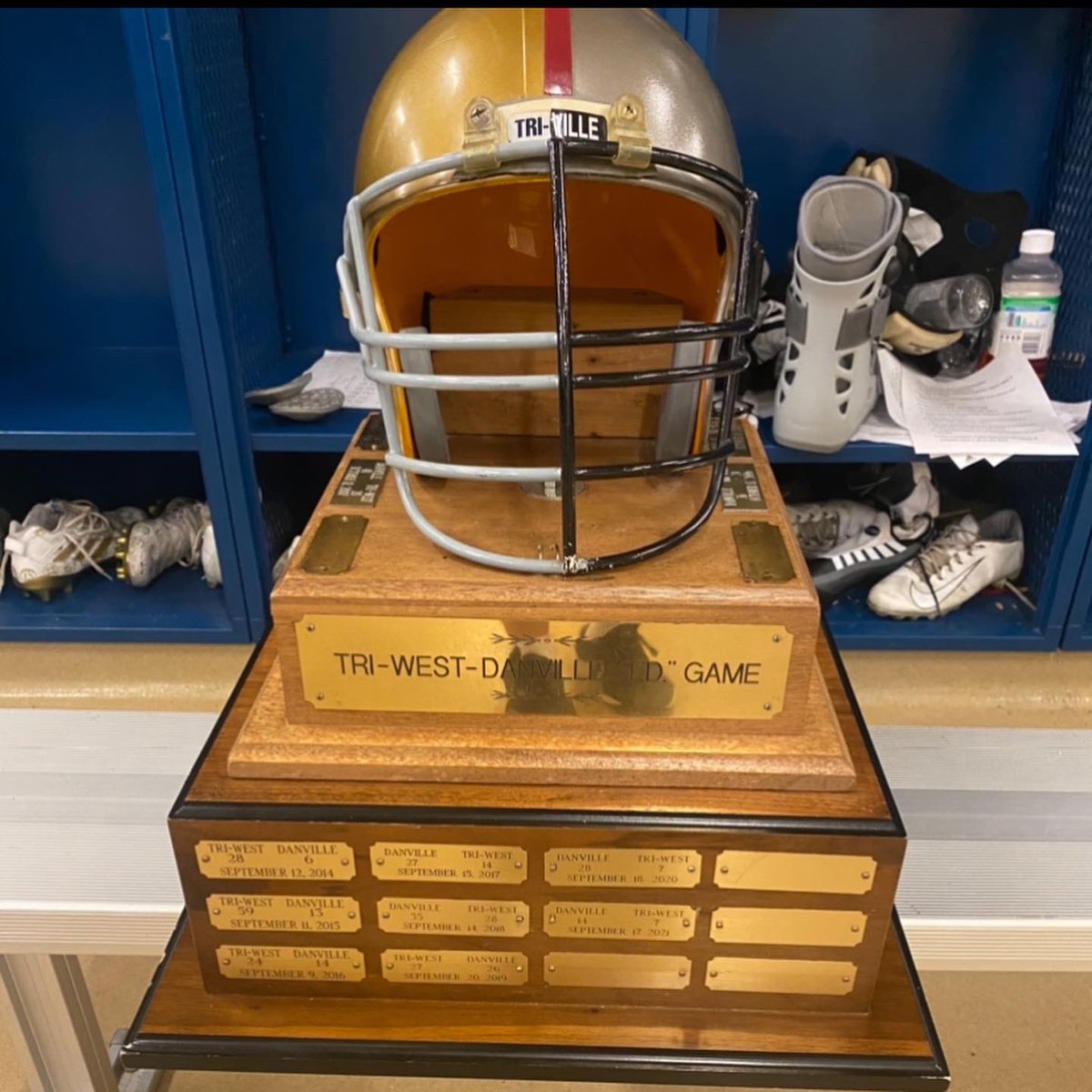 CoachAdkisson53's tweet photo. Proud of you guys… proud to be a part of it… This team is resilient, buying in, and if only one thing can be said, it’s that they haven’t given up when facing adversity. Mental toughness is so important. Love these Bruins… Best small school rivalry in the state. https://t.co/t7TkJxBRhK