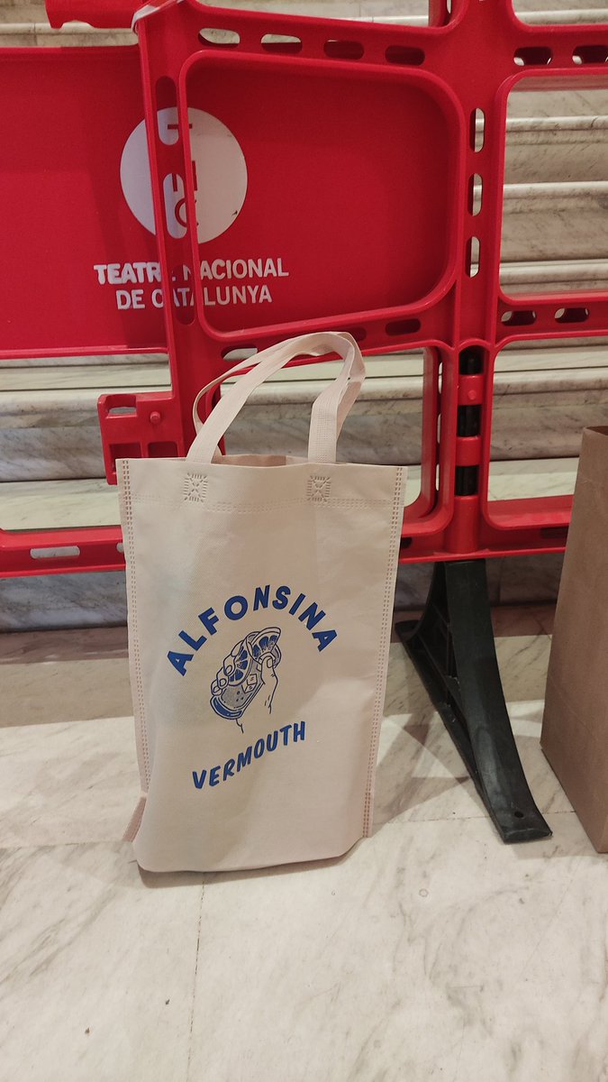 leticiartg's tweet photo. Avui a la fira del Vermut, he fet un viatge per camps d'arbres fruitals, Terres Andines especiades, botes del Priorat, Camps de flors i herbes del Món, Argentina i el seu vermut sec. Mallorca...
La Mundial
Dos Deus
Alfonsina
Avelino
I encara em queden.
#vadevermut https://t.co/ZdAPCoa9Y4
