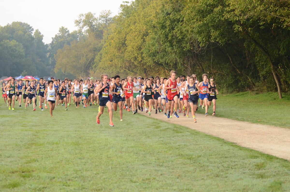 garrettolin's tweet photo. @WOHSXCTF Gabriel Schmid coming up the right hand side on the leadout, in 3rd after the first mile, stride for stride before the hill and in 2nd place before the final turn. https://t.co/1oxPza8R0a