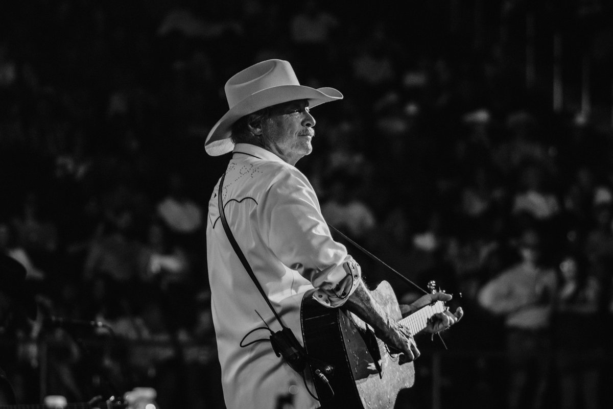 OfficialJackson's tweet photo. Last night was a blast in #Austin! Are you ready to rock the jukebox tonight, Dallas? #LastCallWithAlan

📸: @JoshGicker https://t.co/461CRG8INm