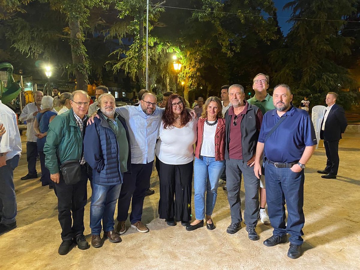 psoesanlorenzo's tweet photo. 🌹 Ayer estuvimos acompañando a nuestros vecinos y vecinas de @PsoeEscorial , y su alcalde, Cristian Martín, en la celebración del primer año de gobierno tras la moción de censura celebrada en septiembre de 2021. https://t.co/NF80RJM1Xa