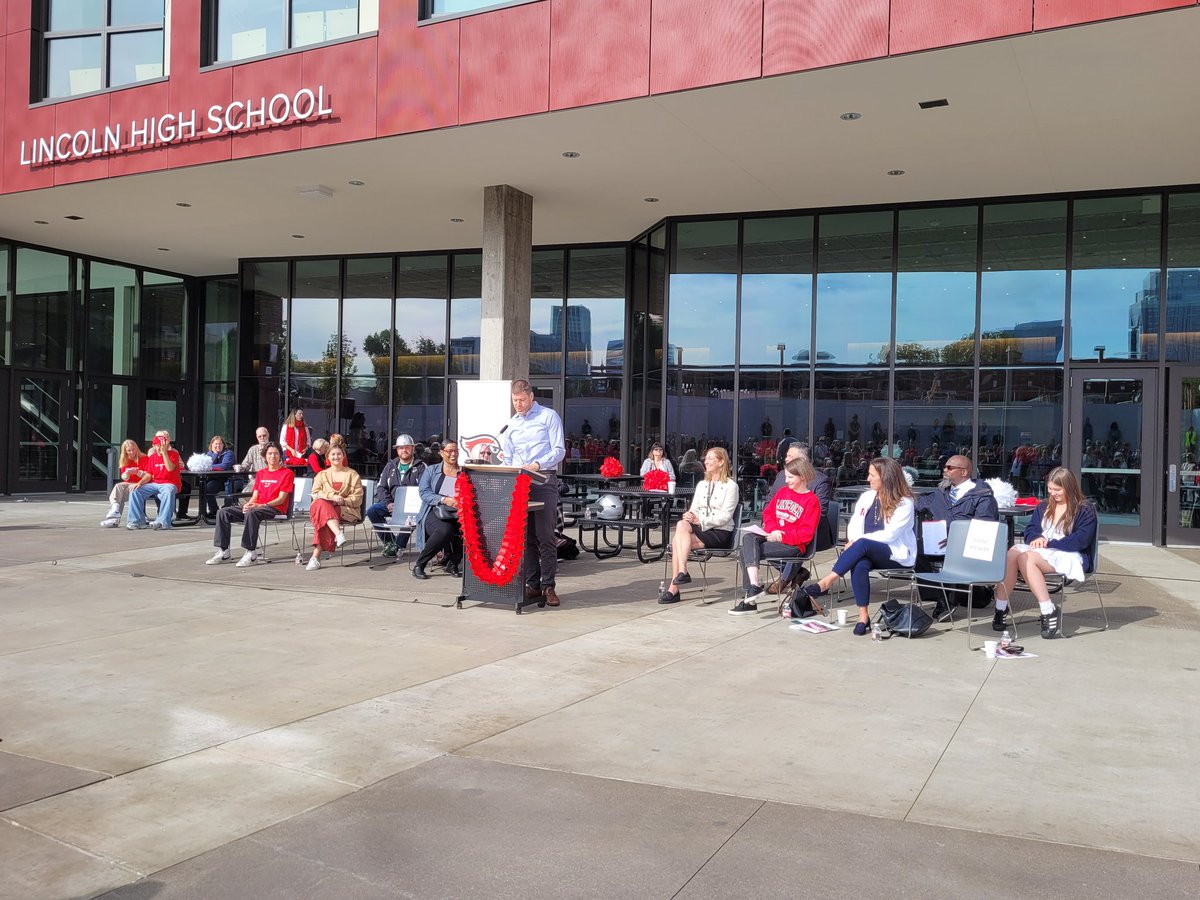 PPSConnect's tweet photo. At Lincoln High School Grand Opening. 

@Super_GGuerrero @LHSCards @Chapman2Peyton @Drewid95 and Javier Gomez, addressed the crowd. 

#ForwardTogether #TeamPPS https://t.co/4uTbwkimsj