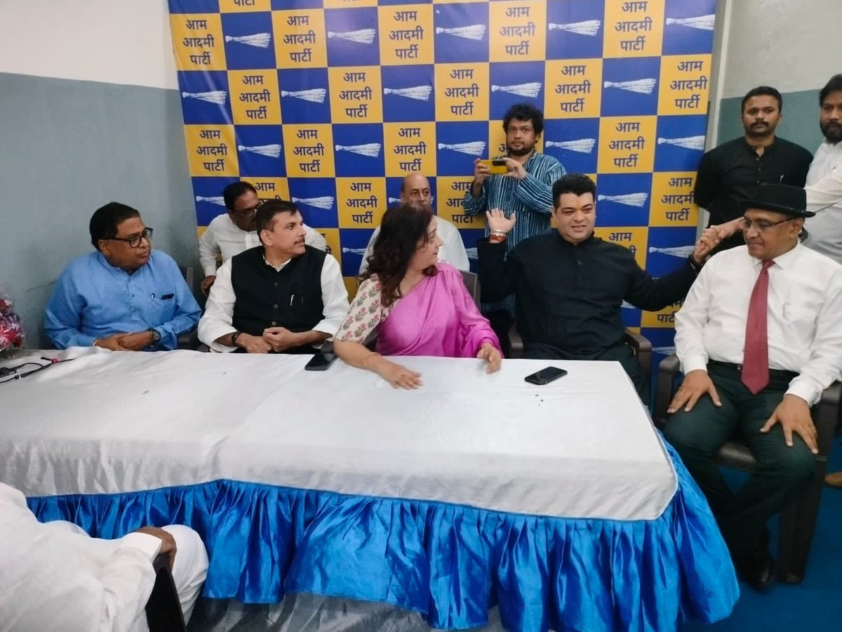 AnkushNarang_'s tweet photo. Rajya Sabha Member Honourable Sanjay Singh ji addressed AAP Mumbai Ward Presidents 

He motivated them &amp; discussed the strategy for upcoming BMC elections https://t.co/PxRb8FFTGV