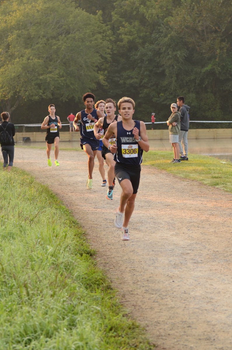 garrettolin's tweet photo. @WCDS_Athletics Cruz Hesling in 4th after the first mile, running stride for stride in 3rd before the hill and in 1st place before the last turn. https://t.co/jPZ6ADdW9w