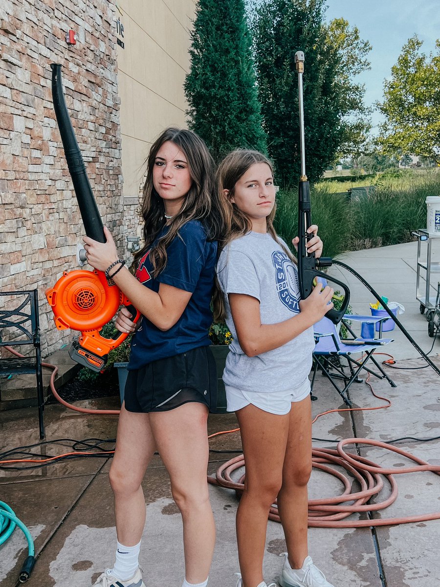 I don’t know many high schoolers who would give up their Saturday morning to serve others, yet here they are. This crew helped wash wheelchairs (and walk dogs) this morning at <a href="/kawprairie/">Kaw Prairie Community Church</a>. #GoThunder