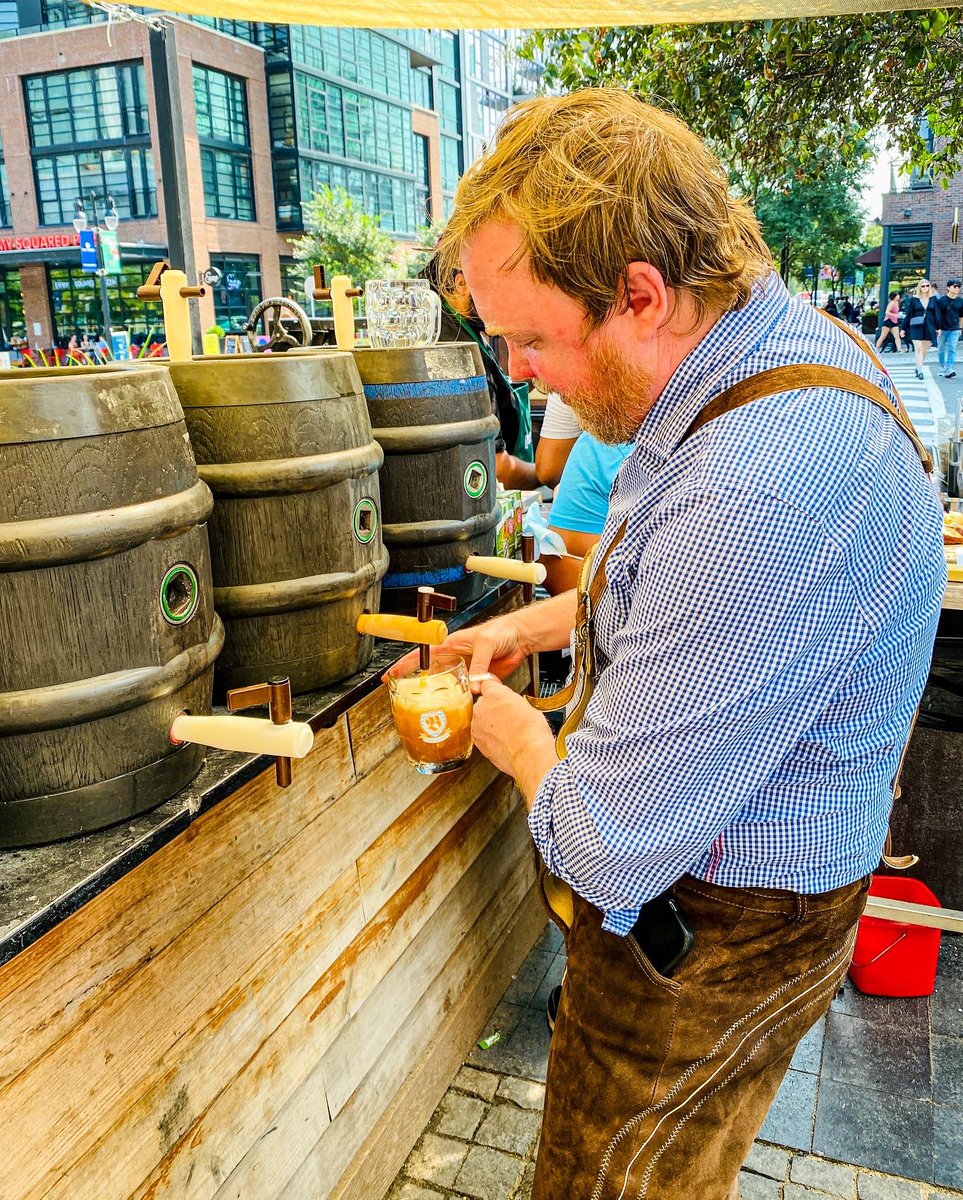 Oktoberfest at @BluejacketDC. Glad Greg was around to explain an “Austrian Märzen” – essentially a lighter, lower-ABV festbier. Love that their German-style beers are served unfiltered from Franconian gravity kegs. instagram.com/p/CinfMgEuwCL/…