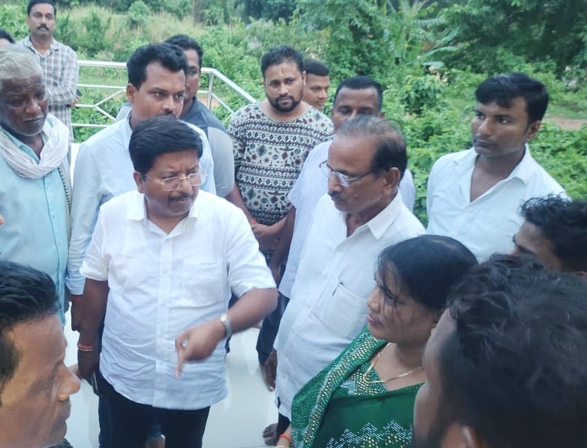 1992Sankar's tweet photo. With Minister of food supply and consumer welfare of Odisha #atanusabyasachinayak #mahakalpara #balipal #bjd #kendrapara #Odisha @BJDITWing @BCJD_Kendrapara @bjd_odisha https://t.co/8QB4760IGi