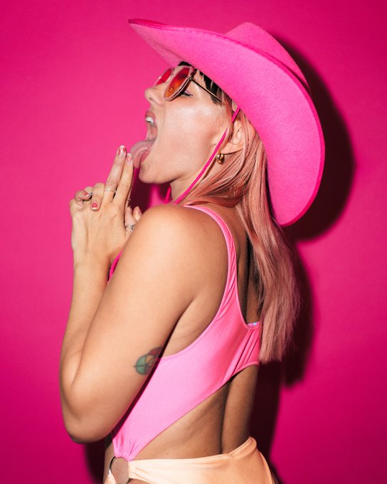 Stick em up 🧨 In love with this pink cowgirl photoshoot 🤠 especially the naked ones 🤫 3 sets from that