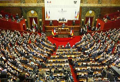 pthibaut's tweet photo. 60ème anniversaire du traité de l'Elysée le 22.1.2023 : les députés de @AssembleeNat et leurs collègues du @Bundestag siégeront ensemble à Versailles (idem 2003 photo ci-dessous; en 2013 session commune à Berlin). Une déclaration commune est prévue. https://t.co/7nCKVhCZbk