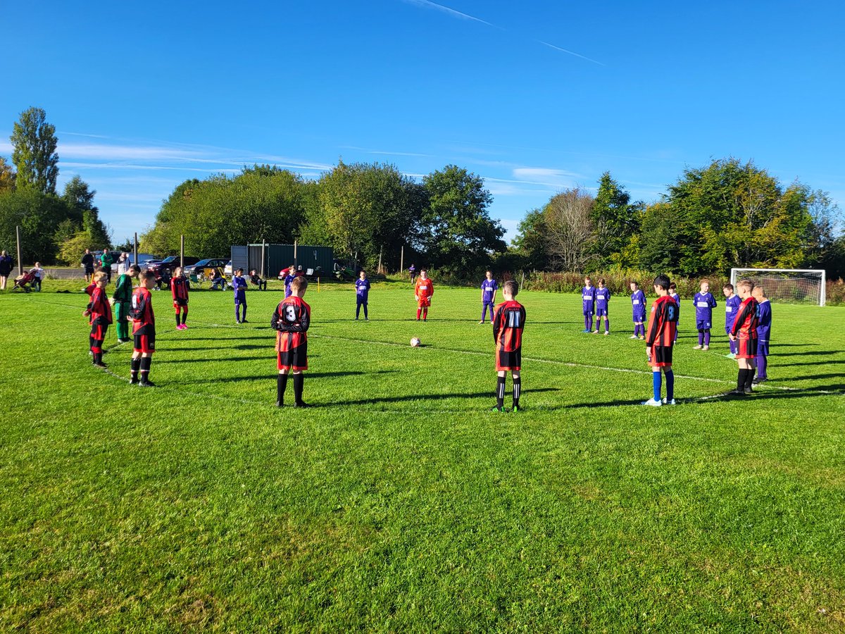 AdamAheale's tweet photo. Paying their respect today very proud of my team Middleton Lads & Girls FC 👏⚽️ #grassrootsfootball #Respect #minutesilence #NBJFL #TheQueen #MLGFC https://t.co/85vQHNt0PO