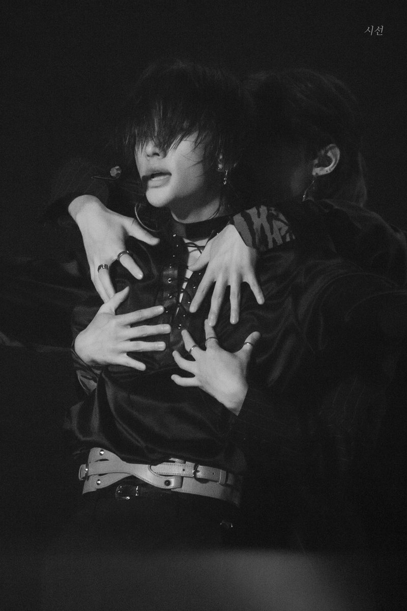 hyunnieslixx's tweet photo. ESTA FOTO ES TAN HOT. TREMENDO HYUNLIX https://t.co/dPckzw4UoG