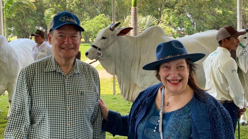 Emocionada de volver a Santa Cruz, ¡esta vez para Expocruz! Primera parada: el remate de ganado, ¡por supuesto! Fue un honor recibir el reconocimiento de la Asociación Americana de Criadores de Cebú Brahman por apoyar firmemente los fuertes lazos entre la ganadería de 🇺🇸 y 🇧🇴