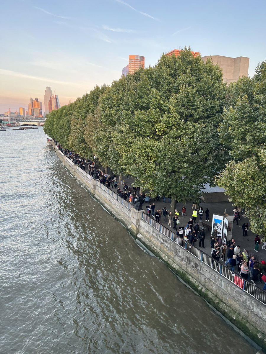 andrewamoore's tweet photo. Queue adjacent. https://t.co/M1N27bzZYJ