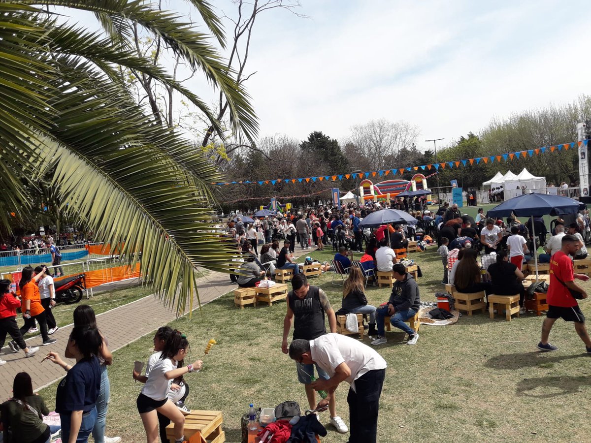 pcasna's tweet photo. #3FSeMueve en Ciudadela
Te esperamos hasta las 0 h en El Campito, #Ciudadela, con shows en vivo, recreación infantil, feria de emprendedores, food trucks.
Y ademas, hasta las 19hs, trámites y servicios de @municipalidad3f con el #CAVMovil y la vacunación del calendario nacional. https://t.co/dJWTrXpWTK