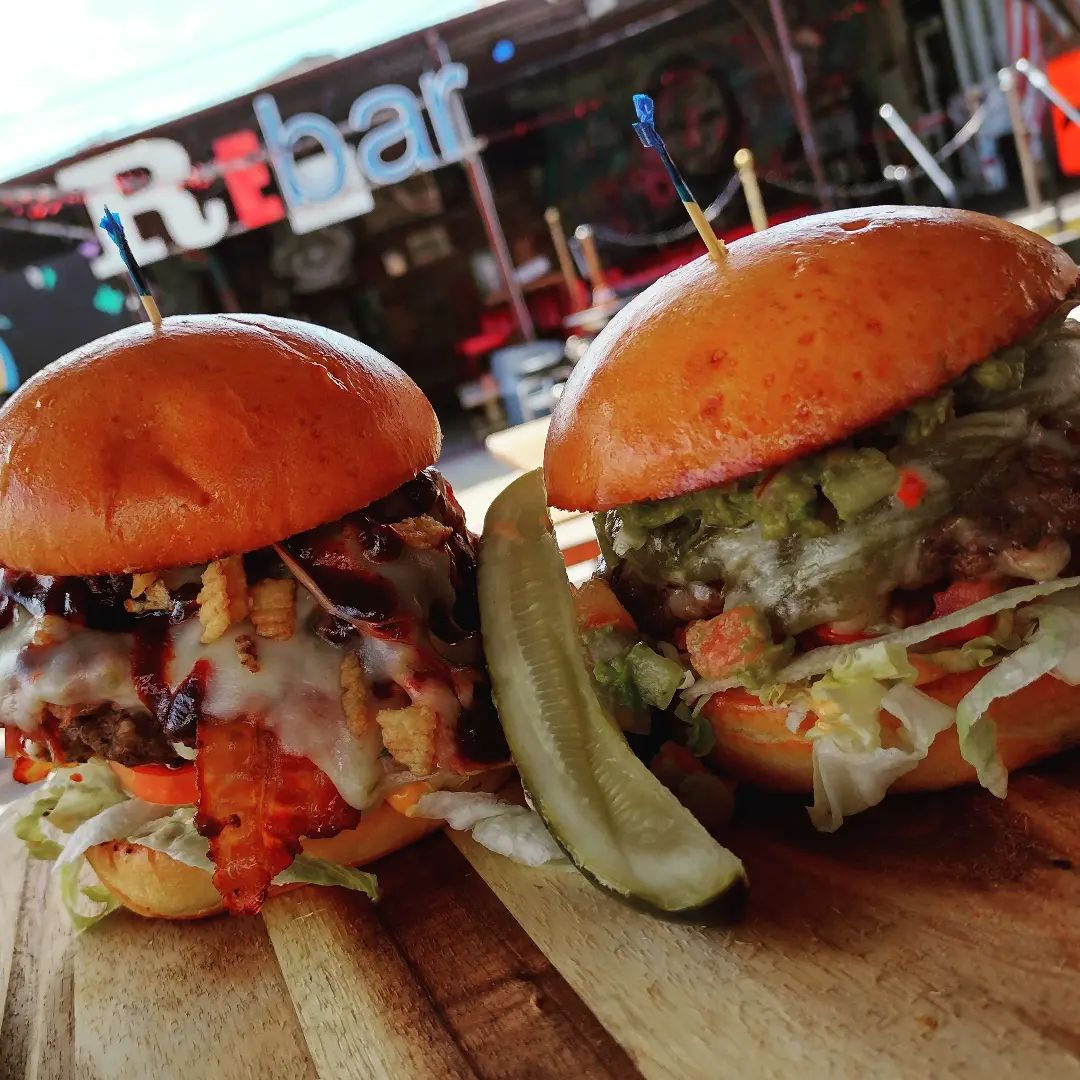 The brand new PATIO GRILL opens at noon and these BURGERS are frickin' SPECTACULAR!

#rebarlv #getdrunkandbuyshit #davyslv #dtlv #dtlvartsdistrict #mainstreet #lasvegasmainstreet #lasvegas #lasvegaslocals #mysterybeer #vegan #vegetarian #lifeisbeautiful
