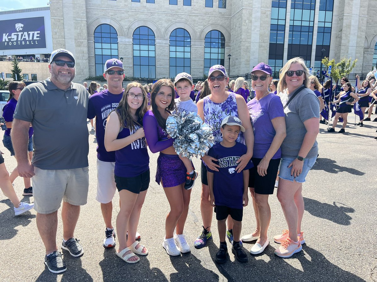 kcmomturner's tweet photo. #kstatefb 💜Classy Cats https://t.co/CAqI98yJt4