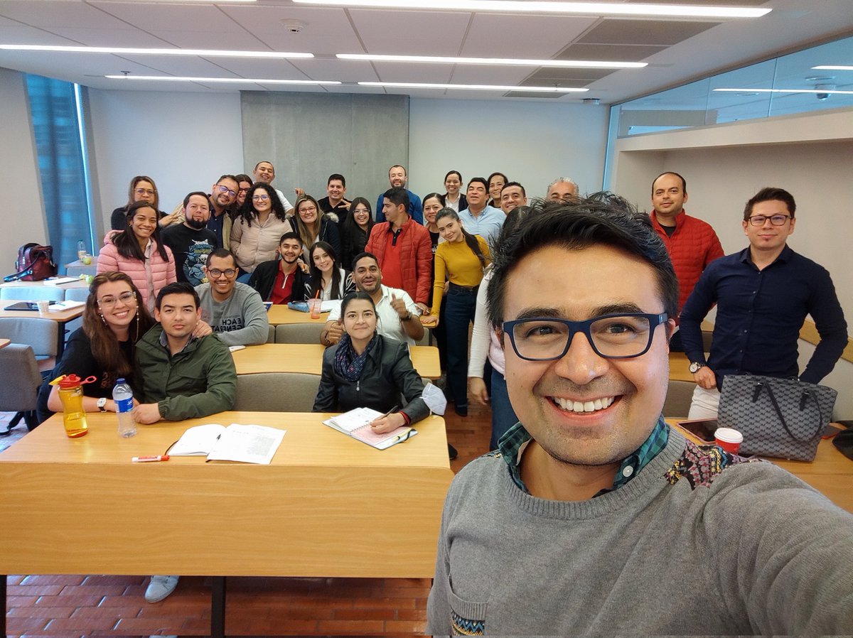 AndresP_Energia's tweet photo. Muy contento de volver a dar mi clase de privatizaciones de manera presencial. Gran debate y excelentes colegas con los que podemos defender los intereses nacionales 🇨🇴💪🏽 @USTA_COLOMBIA https://t.co/hqd055Sxvm