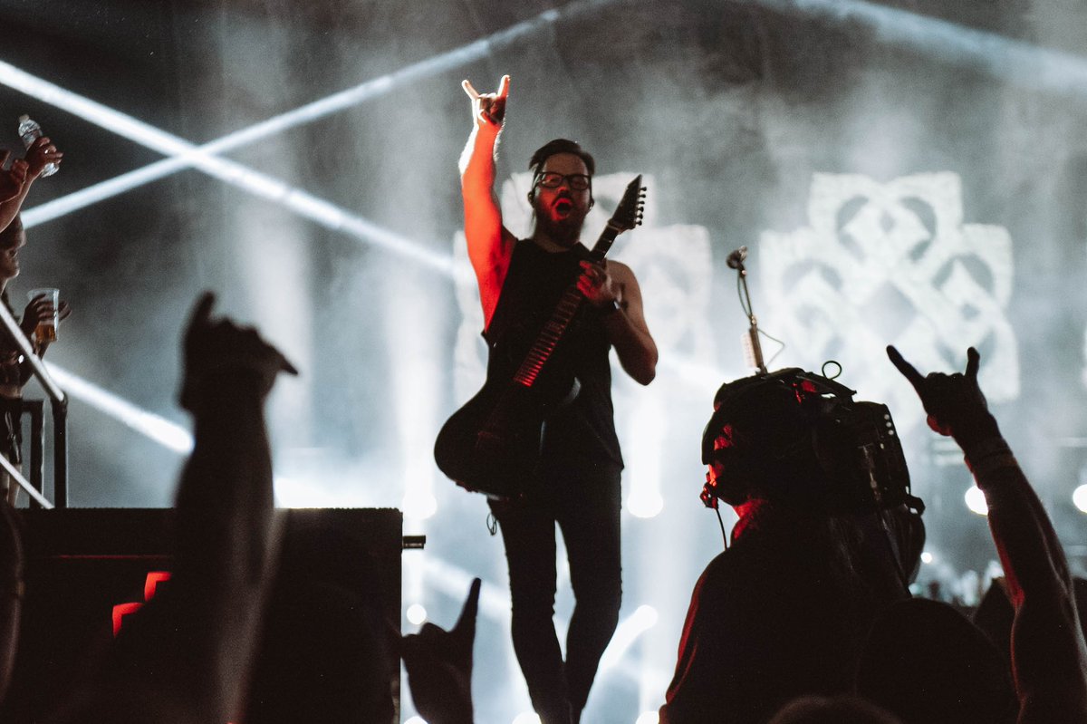 kjwallen's tweet photo. Houston tonight! Let’s do this!
🖤🖤🖤🤘🏻🤘🏻🤘🏻
📷: dani.marshall_
#aliceinchains #breakingbenjamin #bush #thunderpussy #summertour2022 #hellohouston #texasaf #bestsummerever https://t.co/HFlz4kIqHq