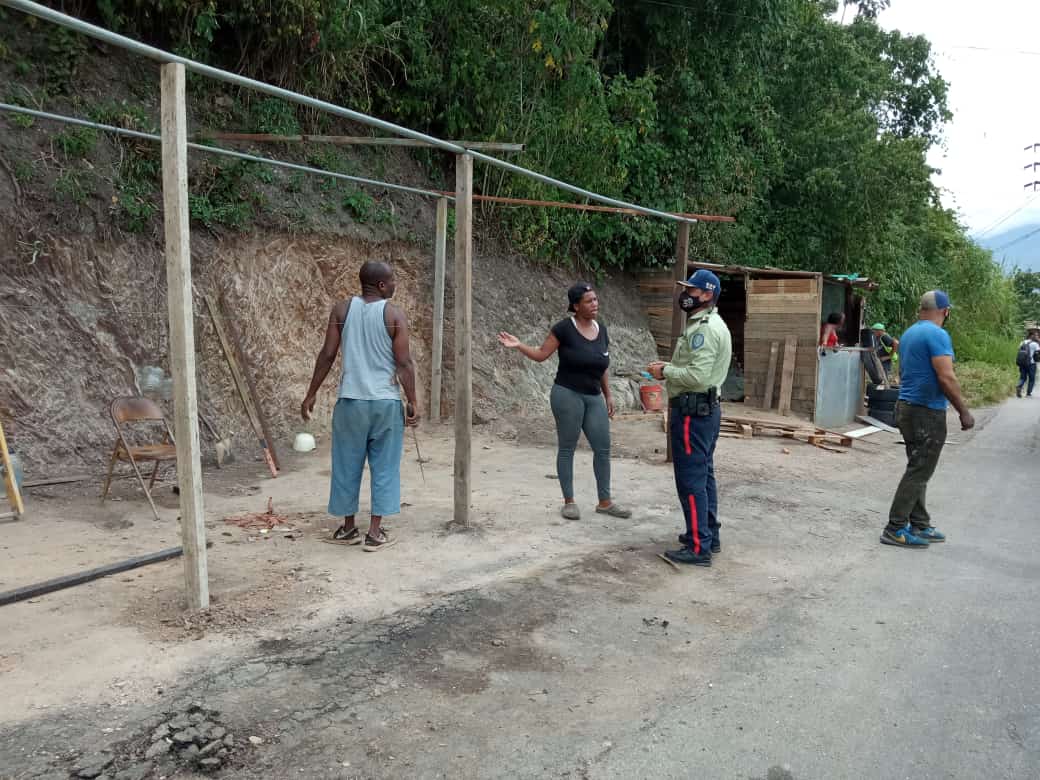 PolisucreOficia's tweet photo. Funcionarios adscritos a la estación Policial Mariches proceden abordar a un grupo de personas quienes estaban edificando estructuras improvisadas sin ningún tipo de permisología, deforestando áreas verdes del sector Villa Esperanza ocasionando un daño ambiental https://t.co/SNdoFMb1p8
