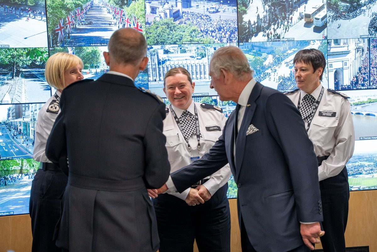 metpoliceuk's tweet photo. We were honoured to host His Majesty The King and His Royal Highness Prince William at our Special Operations Room today, where they met with officers involved with the complex security and policing operation. https://t.co/5C54ID5lgh
