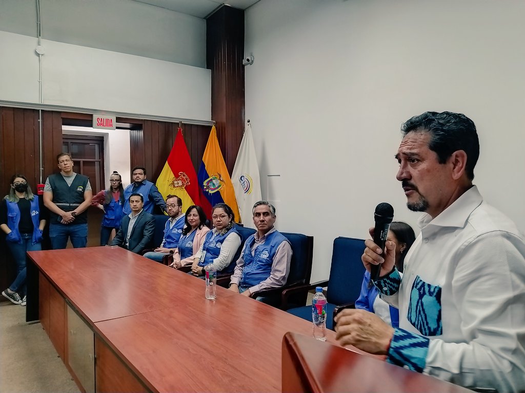 MarioVCastroQ's tweet photo. “Tengan la seguridad de que no voy a ofrecer cosas que no podamos cumplir. Una norma de vida que llevo es que siempre cumplo lo que prometo”
#MarioContigo
#MarioCastroQuezada
#CuencaSeguraYdeOportunidades https://t.co/J8qFXY7xR7