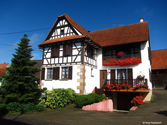 OuSortirEn's tweet photo. 🏡 Hunspach 67, l'Alsace de l'Outre-Forêt ! ❤️
L'une des particularités de Hunspach est que certaines de ses maisons ont gardé leurs vitres à verre bombé. À quoi cela peut servir ? À voir sans être vu !
> https://t.co/ZLEDPWQ3FL
#hunspach #alsace #ousortiren #quefaireen https://t.co/BgPtwN4G7V