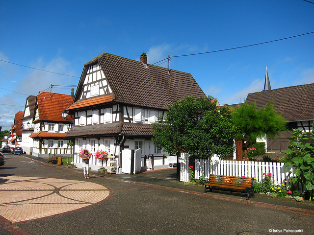 OuSortirEn's tweet photo. 🏡 Hunspach 67, l'Alsace de l'Outre-Forêt ! ❤️
L'une des particularités de Hunspach est que certaines de ses maisons ont gardé leurs vitres à verre bombé. À quoi cela peut servir ? À voir sans être vu !
> https://t.co/ZLEDPWQ3FL
#hunspach #alsace #ousortiren #quefaireen https://t.co/BgPtwN4G7V