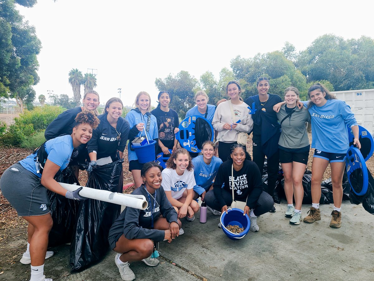 CoachMaryAnn_MA's tweet photo. Thanks for the invite @Kneubert44 to participate in the CA Coastal Cleanup! #GoToreros #WinningintheCommunity https://t.co/ShBRk2UOxy