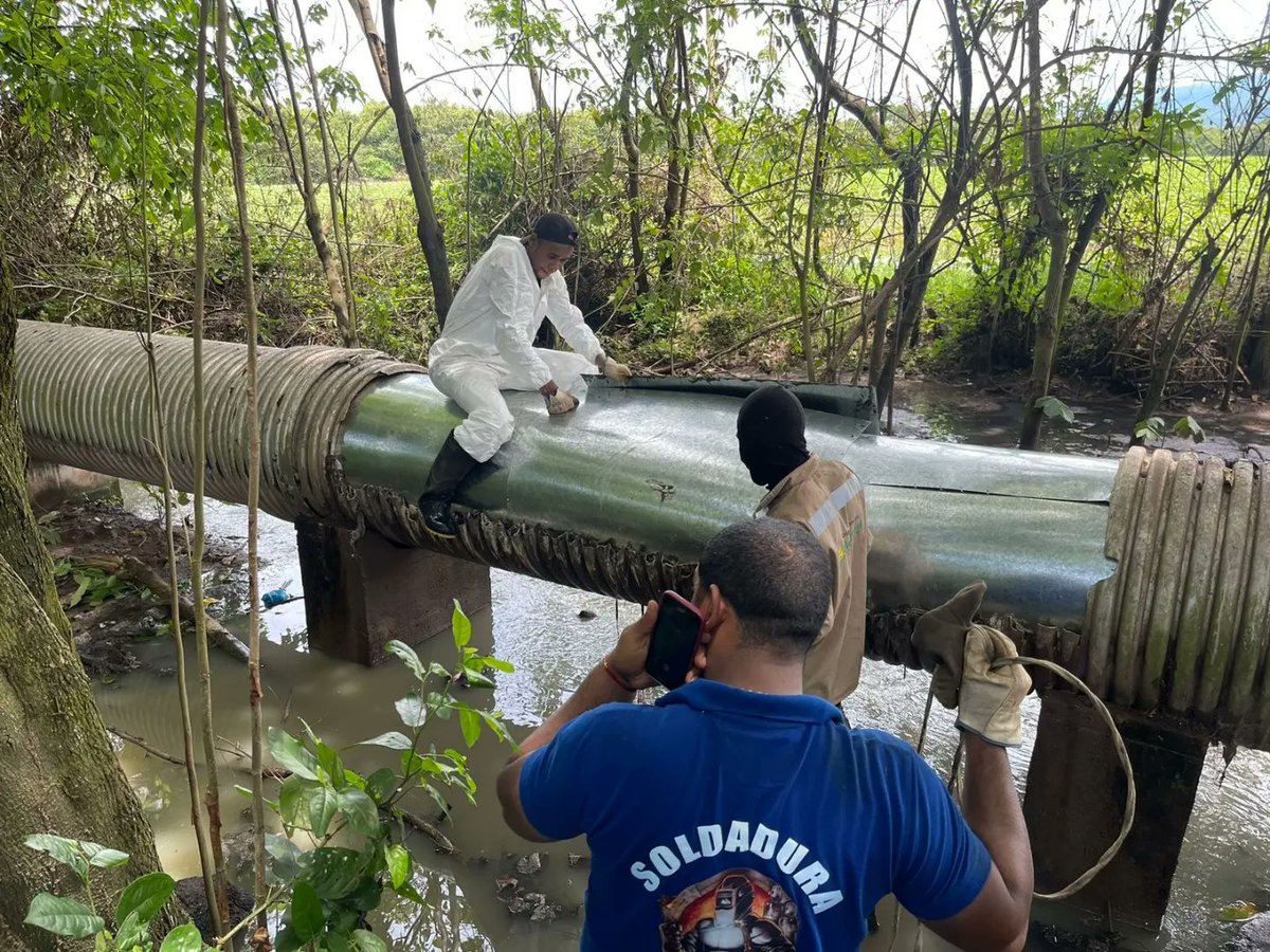 emcodazzi's tweet photo. #Aestahora 🧑‍🔧
El gerente se encuentra en la reparación de la tubería que conduce aguas residuales evitando a todo dar un gran impacto ambiental. El riego de la misma, además de los malos olores produce una infiltración en el suelo lo que puede contaminar posibles acuíferos. https://t.co/oIJ7OKHXiB