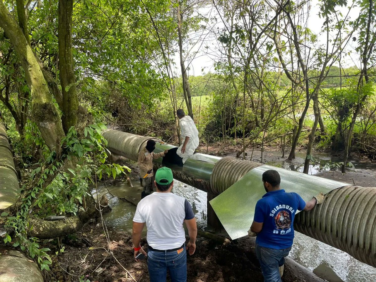 emcodazzi's tweet photo. #Aestahora 🧑‍🔧
El gerente se encuentra en la reparación de la tubería que conduce aguas residuales evitando a todo dar un gran impacto ambiental. El riego de la misma, además de los malos olores produce una infiltración en el suelo lo que puede contaminar posibles acuíferos. https://t.co/oIJ7OKHXiB