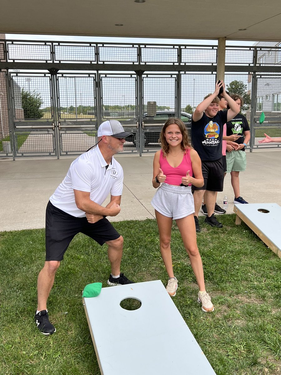 BVSWHSFathers's tweet photo. @BVSWPrincipal @tomerrigan @BVSWHSFathers got game!! How about you @BVSWPrincipal? https://t.co/shkS0bvkDH