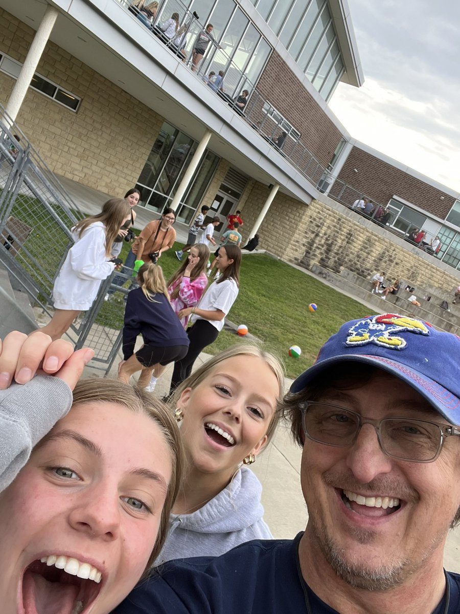 BVSWHSFathers's tweet photo. @BVSWPrincipal @tomerrigan @BVSWHSFathers got game!! How about you @BVSWPrincipal? https://t.co/shkS0bvkDH