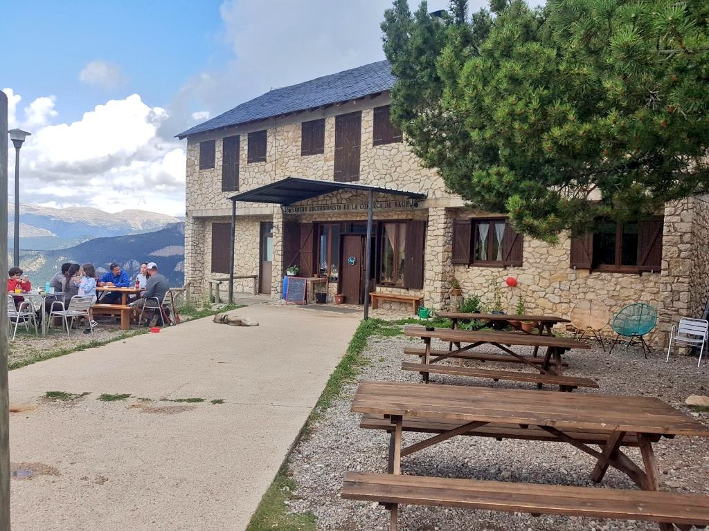 repoblem's tweet image. ATENCIÓ📢

Es busca guarda pel refugi-alberg del CECB al Port del Comte. En règim de lloguer.

SITUACIÓ: Prat Donadó. A la banda est de la pista llarga de l’estació d’esquí del Port del Comte, al municipi de La Coma i la Pedra. Accés amb cotxe fins al mateix edifici.
⬇️⬇️