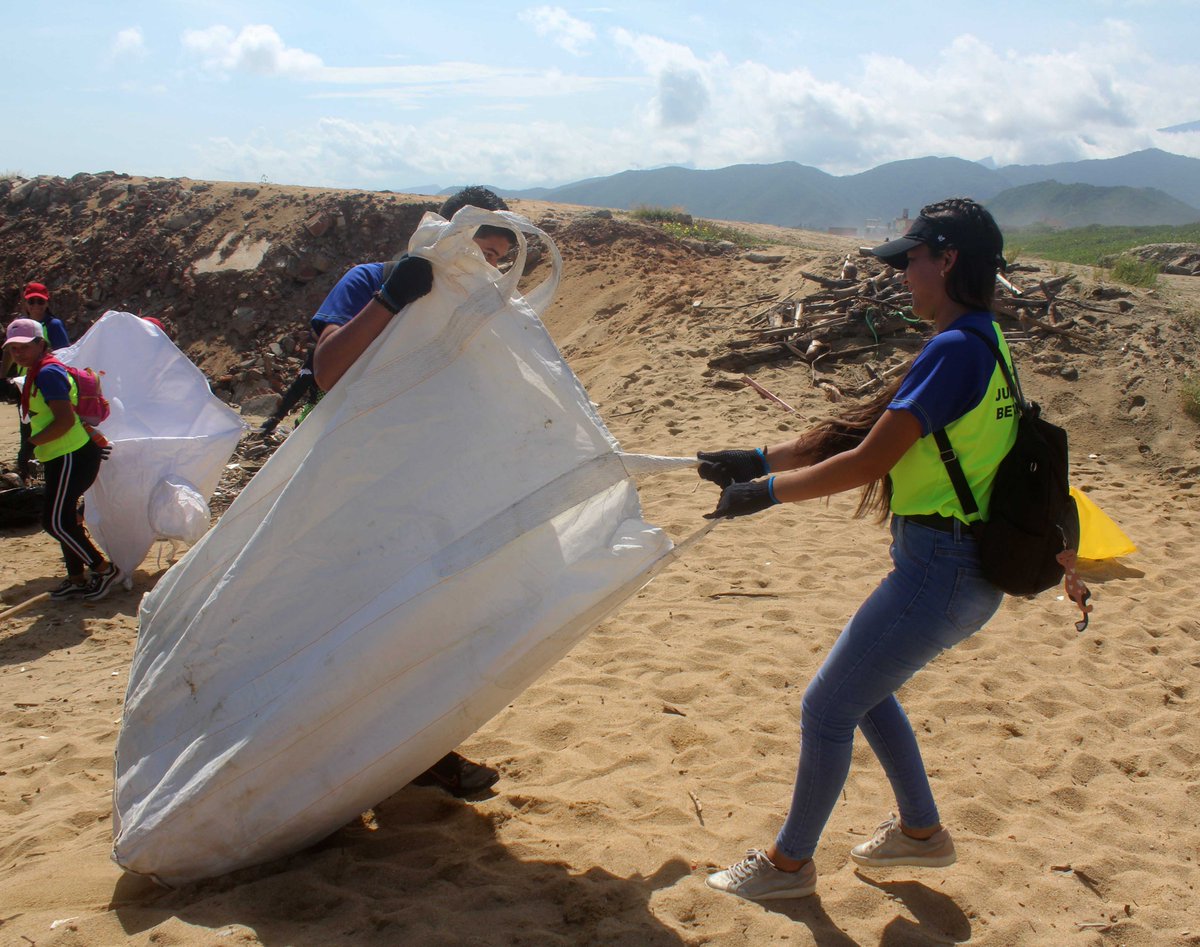 Cuadrillas de @iamproam y del Servicio @PtoCTeQuiero una vez más participaron en la Jornada de Saneamiento en conmemoración al Día Mundial de Las Playas, espacios que de manera constantes son saneados, gracias a la políticas ambientales liderada por @JCbetancourt72 #LaPazNosUne