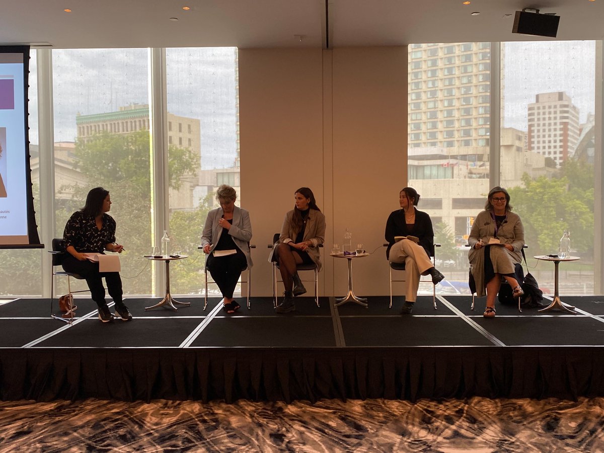 fjcf_ca's tweet photo. Notre présidente @MargueriteTolg et notre vice-présidente @ClaudyaLeclerc ont fièrement représentées la jeunesse au premier forum national sur le masculinisme et la francophobie de @AFFCfemmes #equitealhorizon #frcan https://t.co/IOi9Wj3dTd