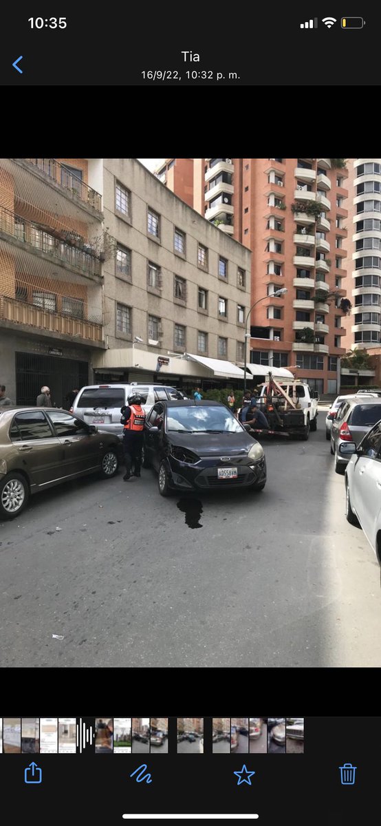 MundarainPablo's tweet photo. @RCamachoVzla Ayúdeme hacer viral esto policaracas oficial Alexander Martínez me remolcó mi vehículo lo dejaron caer de la grúa el carro quedó destrozado y choco 2 vehículos más y nadie se hace responsable ayúdeme hacerlo viral https://t.co/hvqYkacl54