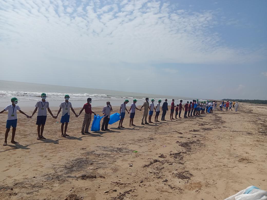 mr_rknayak's tweet photo. #cleancoast_safesea
#SwachhSagarSurakshitSagar
Students and Teachers from local Laxmi Baraha Govt High School, Rajnagar,Kendrapara participated in #Beachcleanliness drive organised at #Pentha Sea Beach under‘Clean Coast, Safe Sea’ programme today.
@swachhsurakshi1 @PFTNOdisha https://t.co/2QO85ZsQLI