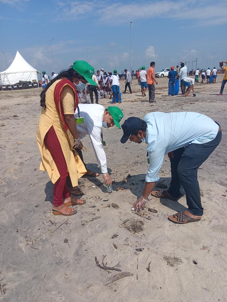 mr_rknayak's tweet photo. #cleancoast_safesea
#SwachhSagarSurakshitSagar
Students and Teachers from local Laxmi Baraha Govt High School, Rajnagar,Kendrapara participated in #Beachcleanliness drive organised at #Pentha Sea Beach under‘Clean Coast, Safe Sea’ programme today.
@swachhsurakshi1 @PFTNOdisha https://t.co/2QO85ZsQLI