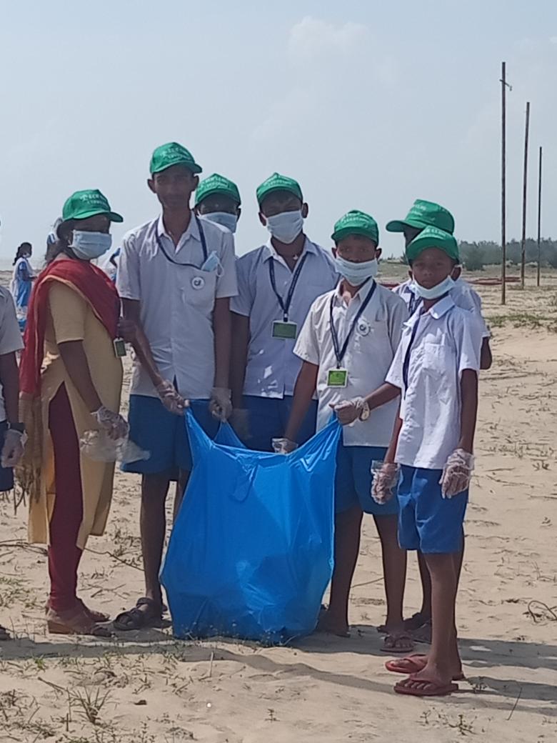 mr_rknayak's tweet photo. #cleancoast_safesea
#SwachhSagarSurakshitSagar
Students and Teachers from local Laxmi Baraha Govt High School, Rajnagar,Kendrapara participated in #Beachcleanliness drive organised at #Pentha Sea Beach under‘Clean Coast, Safe Sea’ programme today.
@swachhsurakshi1 @PFTNOdisha https://t.co/2QO85ZsQLI