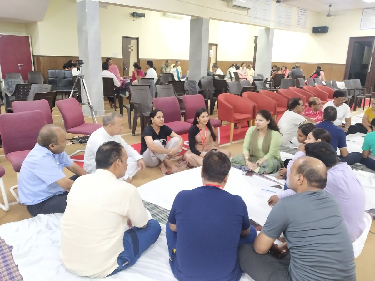 NeenaAhuja2's tweet photo. A brilliant example of Peer group learning pedagogy (गोष्ठी)#JeevanVidhya #Hapur @AmitAhuja2004 @Dir_Education @PbpandeyB @sakshi_yadav04 https://t.co/MtOT8mPleB