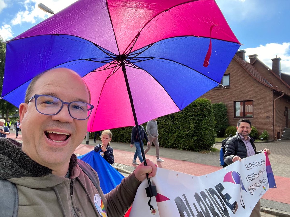BiFriendsHH's tweet photo. Bi+ auf der #Norderpride:
Viel Glück beim ersten CSD in Norderstedt gehabt: die ganz Zeit trocken, erst beim Ende auf dem Rathausmarktplatz schüttet es in Eimern!

#norderstedt #csd #csdnorderstedt #bipluspride #bisexuell #bivisibility #biflagge #echtevielfalt https://t.co/RU5CkxNGEr
