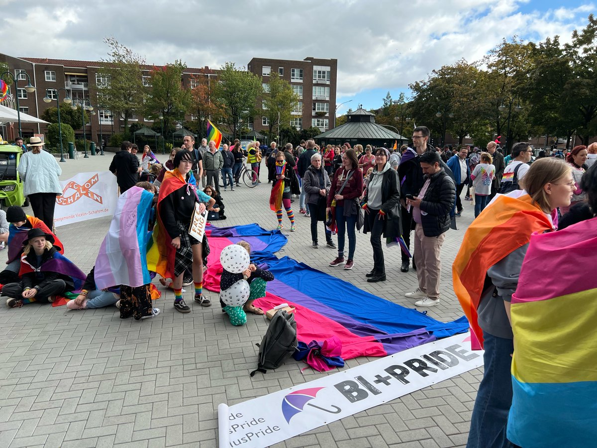 BiFriendsHH's tweet photo. Bi+ auf der #Norderpride:
Viel Glück beim ersten CSD in Norderstedt gehabt: die ganz Zeit trocken, erst beim Ende auf dem Rathausmarktplatz schüttet es in Eimern!

#norderstedt #csd #csdnorderstedt #bipluspride #bisexuell #bivisibility #biflagge #echtevielfalt https://t.co/RU5CkxNGEr