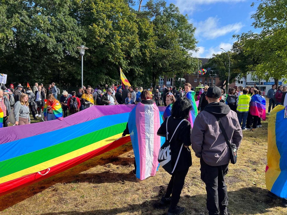 BiFriendsHH's tweet photo. Bi+ auf der #Norderpride:
Viel Glück beim ersten CSD in Norderstedt gehabt: die ganz Zeit trocken, erst beim Ende auf dem Rathausmarktplatz schüttet es in Eimern!

#norderstedt #csd #csdnorderstedt #bipluspride #bisexuell #bivisibility #biflagge #echtevielfalt https://t.co/RU5CkxNGEr