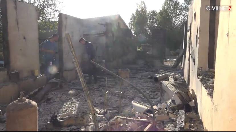 Hemushok's tweet photo. #Armenia's #Sotk community after the Azerbaijani shelling. Houses of peaceful residents of #Armenia destroyed by Azerbaijani targeted attacks. #StopAzeriAggression #SanctionAzerbaijan https://t.co/W4Nme3WLTx