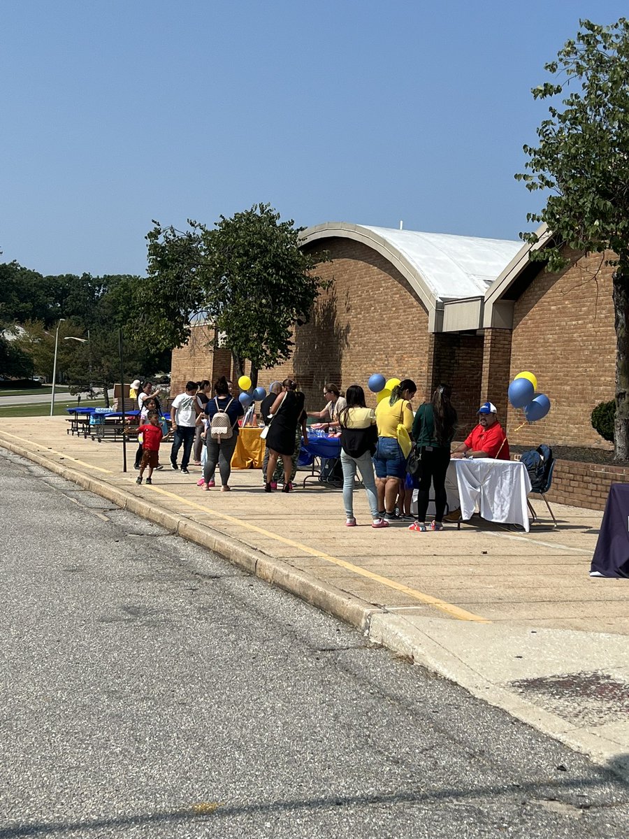 WarfelRyan's tweet photo. Great community event providing our EL’s and their families with resources to engage and connect with our school 😊 #WelcomingWeek2022 @BCPSESOLWelcome @BCPSESOL @BMurray_LMS @LansdowneMS @koneisha_ @MsKrupaCSF #ROARingwithpride https://t.co/ZEHvCps0rZ