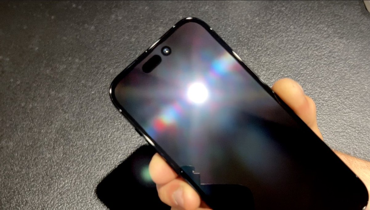 thetechguy600's tweet photo. Looks like the iPhone 14 Pro notch is actually two separate cutouts. 🤔

#iPhone14ProMax #iPhone14 #iPhone14Pro #iOS16 #Apple #technology #iPhone12 #DynamicIsland #SOS https://t.co/u0UGsS0VnQ